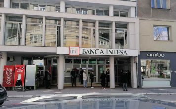 DANAS GUŽVA U GRADU Redovi ispred marketa, banaka, apoteka, mesara…