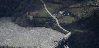 POTPEĆKO JEZERO Preplavio plastični otpad