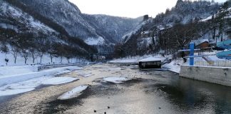 NA BOGOJAVLJENJE SE OSVEĆUJE VODA Nema plivanja za Bogojavljenski krst na Đetinji