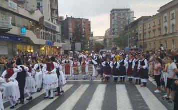 SPRETNIM KORAKOM KROZ SVET Deca čuvari tradicije