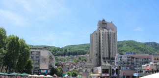 UŽIČKI MATURANTI Prvo zaplesali pa odigrali užičko kolo