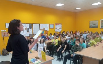 LJILJANA ANDRIĆ Zavičajna pesnikinja sa učenicima