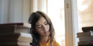 MLADI I ČITANJE Da li smo prevazišli čitanje knjiga?