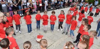 UŽIČKI PREDŠKOLCI PLESALI Na Trgu partizana