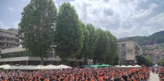 MATURANTI PLESALI KADRIL Pa igrali kolo na Trgu partizana