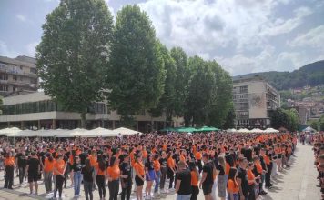 MATURANTI PLESALI KADRIL Pa igrali kolo na Trgu partizana