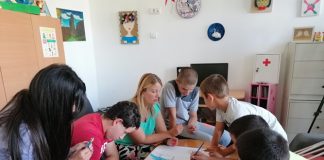 DECA IZ ZRAČKA Umetnost koja povezuje