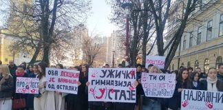 Maturanti UŽIČKE GIMNAZIJE i profesori Petanaest minuta ćutanja