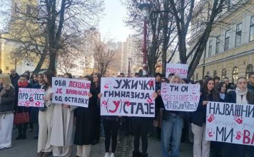Maturanti UŽIČKE GIMNAZIJE i profesori Petanaest minuta ćutanja