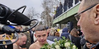 STRAHINJA PEKOVIĆ Prvi doplivao do Časnog krsta