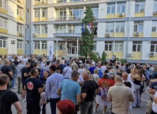 POLICIJA Razbila blokadu i obračunavala se sa građanima