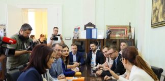 MINISTARKA PAVKOV U UŽICU Ispred zgrade protest