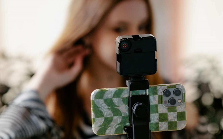 devojcica_telefon_snimanje_foto_pexels