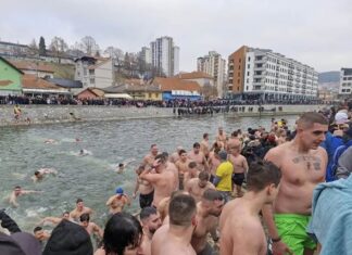 Tradicionalno plivanje za Bogojavljenski krst u Užicu
