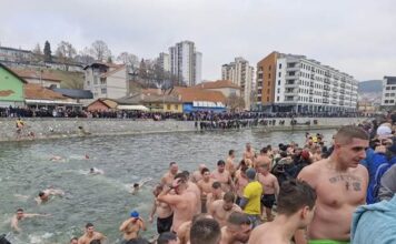 Tradicionalno plivanje za Bogojavljenski krst u Užicu