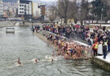 STRAHINJA PEKOVIĆ Prvi doplivao do Časnog krsta na Đetinji