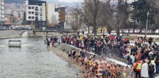 STRAHINJA PEKOVIĆ Prvi doplivao do Časnog krsta na Đetinji