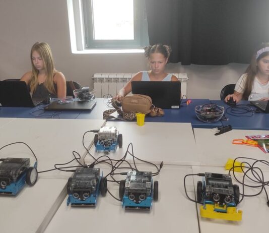 POČELA LETNJA ŠKOLA ROBOTIKE U užičkom GKC-u