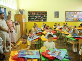 Počela nova školska godina U klupama 62.500 đaka prvaka