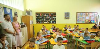 Počela nova školska godina U klupama 62.500 đaka prvaka