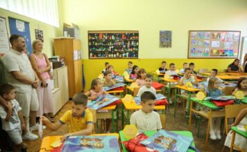 Počela nova školska godina U klupama 62.500 đaka prvaka