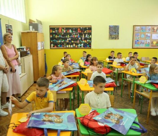 Počela nova školska godina U klupama 62.500 đaka prvaka